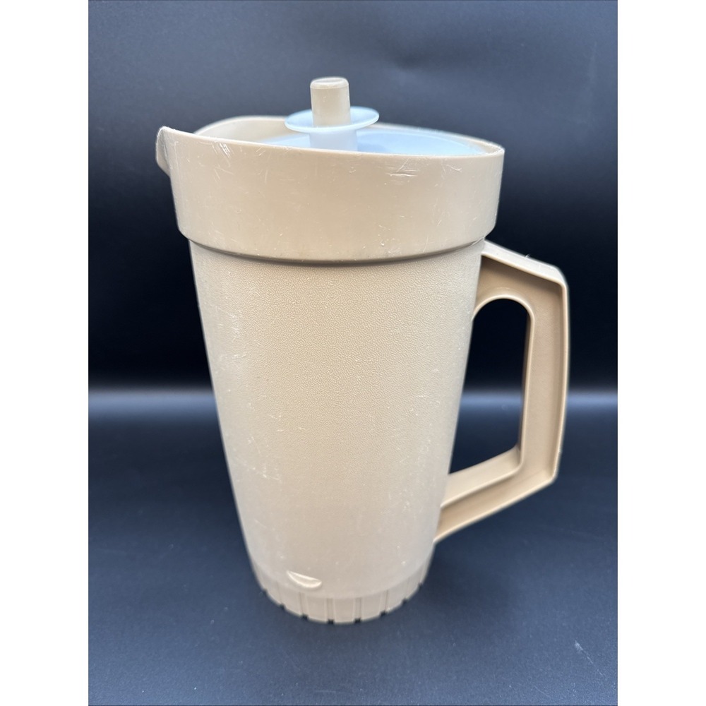 Tupperware pitcher (800-8) w/ lid 2 qt‎